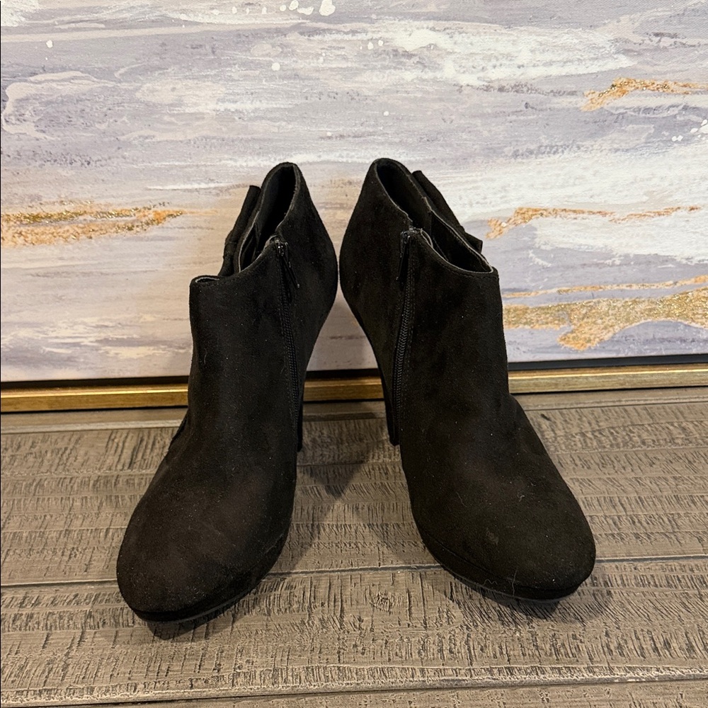 Cute black heeled boots with a bow from Impo!